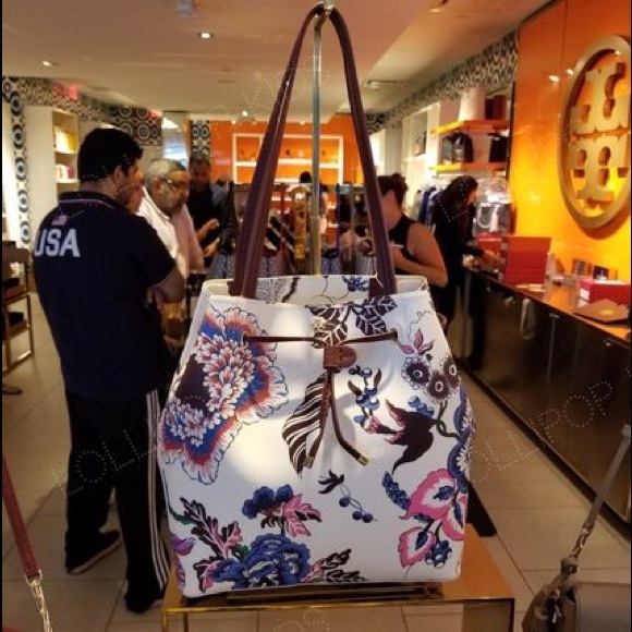 Tory Burch Handbags - Tory Burch Kerrington Drawstring Tote